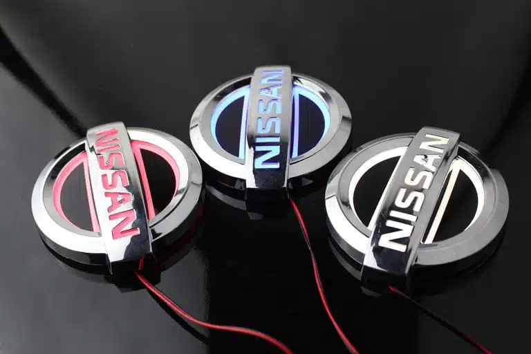 Beleuchtetes Nissan-Emblem